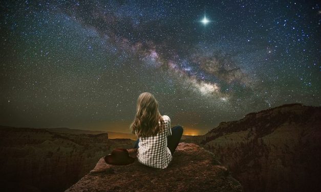 CU OCHII DUPĂ STELE ȘI ZODIA SĂGETĂTORULUI