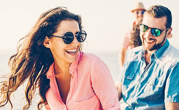 LE REGARD DESSOUS LES LUNETTES FASHION 2021