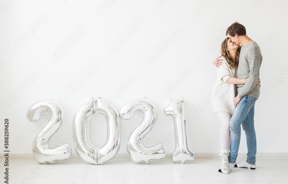 LA MODE DE L&rsquo;HIVER . LES VARIÉTÉS DES COULEURS